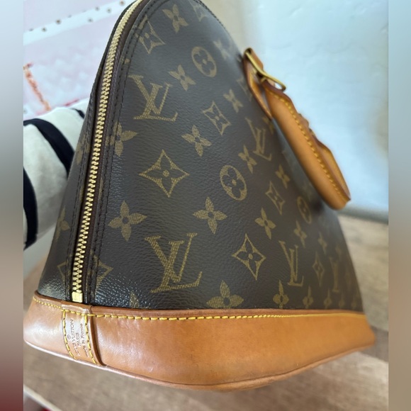 Louis Vuitton Monogram Alma - Picture 11 of 17